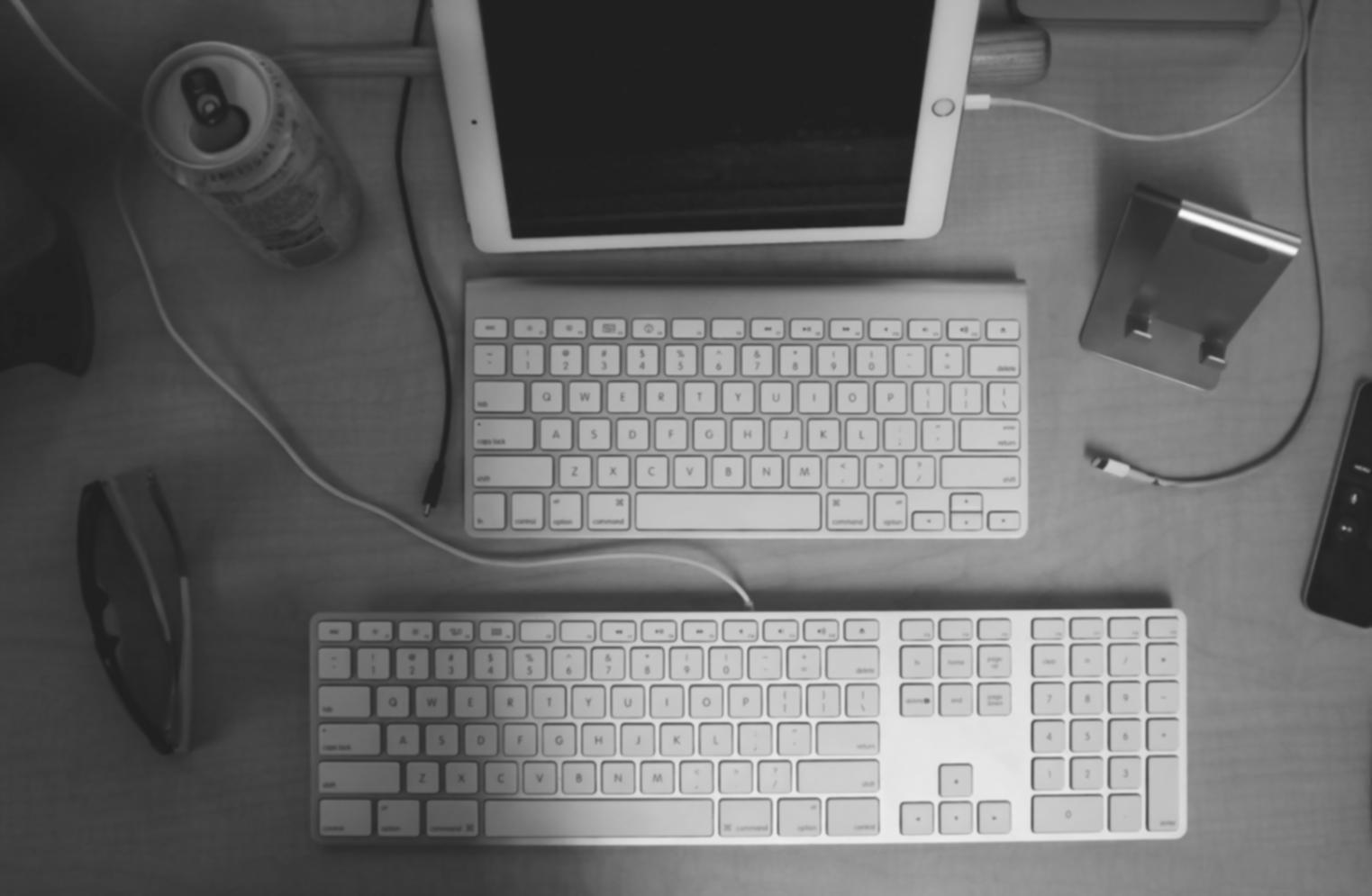 Arbeitsplatz mit Keyword-Analyse-Tools und Dokumentation